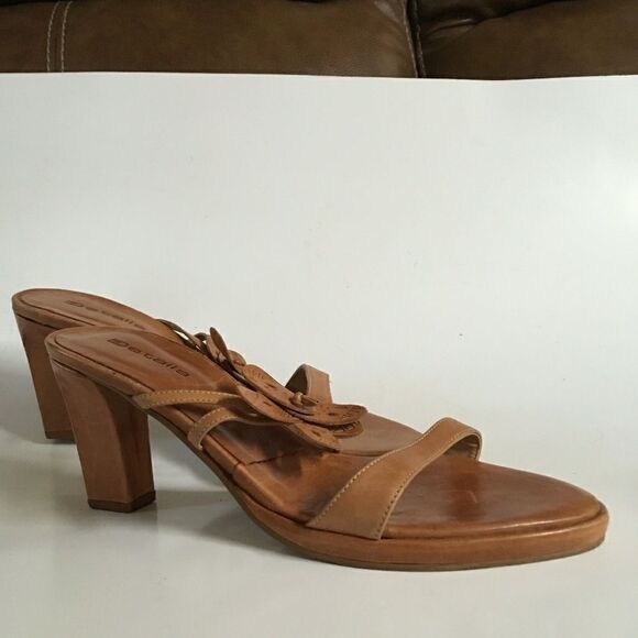 ‎DETAILS LEATHER SANDALS WITH FLOWER DETAIL. - Picture 3 of 6